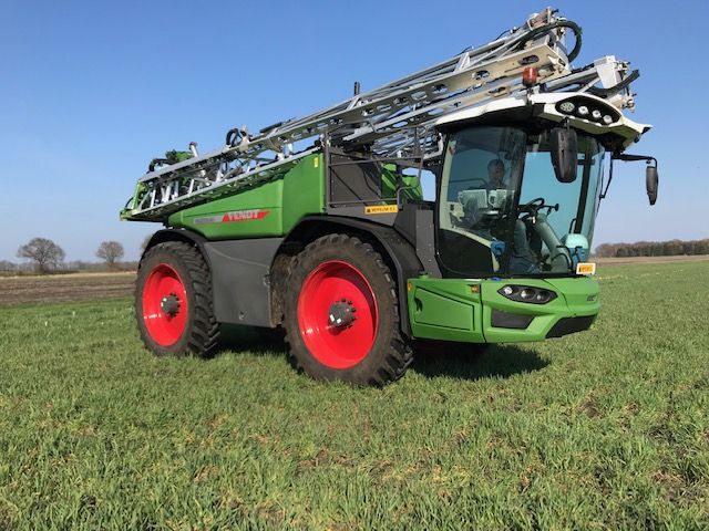 Nieuwe FENDT ROGATOR 645 zelfrijdende veldspuit op ons loonbedrijf!